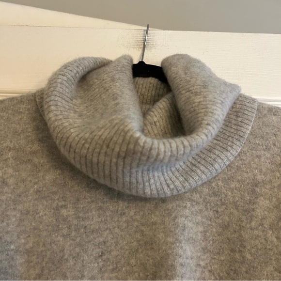 Saks Fifth Avenue Light Gray Cashmere Turtleneck Sweater with side zip Large - Picture 4 of 6